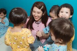 Thúy Ngân giản dị đi làm từ thiện trong ngày sinh nhật