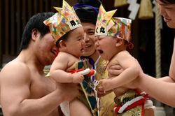 Kỳ lạ lễ hội thi khóc chỉ có ở Nhật: Đeo mặt nạ quỷ, la hét để dọa trẻ con khóc