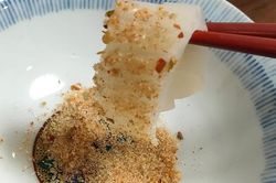 Người Nhật khen sashimi chấm muối tôm Việt Nam ngon