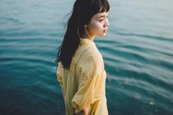 Chẳng bao giờ nói chuyện với nhau, vậy mà trước khi rời đi, chị hàng xóm tặng tôi 50 triệu, sự tình phía sau khiến tôi mềm nhũn người