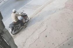 Khoảnh khắc gây ám ảnh: Người đàn ông đi xe máy bị ô tô mất lái tông văng khi đang dừng bên lề đường