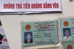 Nhóm tín dụng đen dán chữ đe dọa 'không trả tiền, không sống yên'