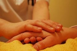 Thuê y tá chăm mẹ già, con gái bàng hoàng phát hiện sự thật
