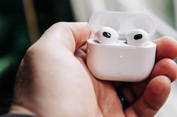 Apple cắt giảm sản lượng AirPods 3 do nhu cầu giảm