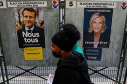 Thăm dò bầu cử Pháp: Ông Macron sẽ đánh bại bà Le Pen