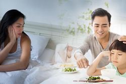 Không mắng con trước bữa ăn, không dạy vợ trước khi ngủ