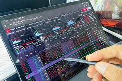 VN-Index giảm nhanh về vùng hỗ trợ ngắn hạn quanh 1.510 - 1515 điểm