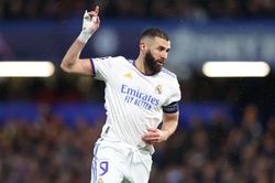 'King-Benzema' sánh ngang Ronaldo với hat-trick thứ 2 liên tiếp