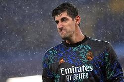Courtois đứng vững trước những tiếng chửi rủa của fan Chelsea