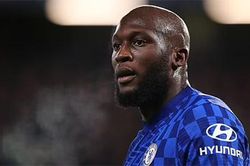Lukaku chạy dài cũng không thể theo kịp Benzema