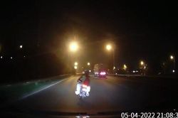 Clip: Đi sai làn đường bị tài xế ô tô nhắc nhở, cặp đôi còn thách thức: 'Thích đi bên này được không?'