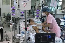 Bé gái nguy kịch sau 3 ngày sốt nhẹ do hậu COVID-19