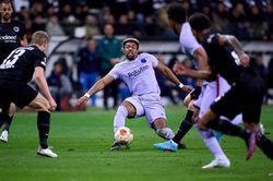 Barcelona chê mặt sân cỏ Đức sau khi bị cầm hòa ở tứ kết Europa League