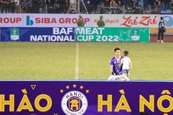 Con trai Hùng Dũng 'đại náo' lễ chia tay của Quang Hải