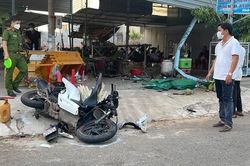Người phụ nữ đứng trước nhà bị xe máy lao đến tông tử vong