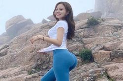 Mặc gợi cảm đi leo núi, cô gái Trung Quốc gây tranh cãi vì khoe body quá đà