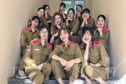 Đi học quân sự, dàn gái xinh ĐH Mở lộ sắc vóc 'tuyệt trần'