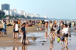 Lượng du khách đổ về biển Sầm Sơn tăng đột biến ngày cuối tuần