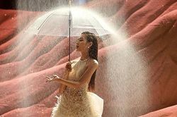Đỗ Thị Hà khoe trọn đôi chân dài 1m1, diễn thời trang dưới cơn mưa cát