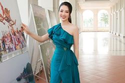 Á hậu Thụy Vân chuộng váy áo hở vai, khoe eo thon