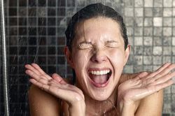 Tắm nước nóng hay nước lạnh tốt hơn?