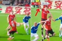 Maguire giơ tay xin phạt đền cho... Everton