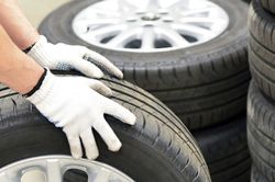 Những dấu hiệu lốp ô tô xuống cấp cần thay thế