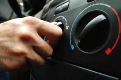 Cách dùng điều hòa ô tô tiết kiệm xăng