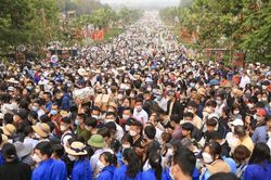 Hàng vạn người dân đổ về Đền Hùng, chen chân dâng hương giỗ Tổ