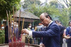 Chủ tịch nước Nguyễn Xuân Phúc dâng hương tưởng nhớ các Vua Hùng