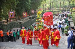 Thành phố Hồ Chí Minh dâng hương, dâng hoa tưởng nhớ các vua Hùng