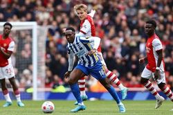 Thua sốc Brighton 1-2, Arsenal tụt lại trong cuộc đua tốp 4