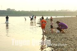 Mất an toàn từ bãi tắm tự phát trên sông Lô