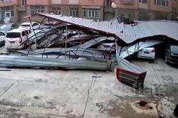 Bãi đỗ ô tô gặp tai họa, hàng chục xe hư hại nghiêm trọng