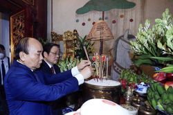 Chủ tịch nước Nguyễn Xuân Phúc dâng hương tưởng niệm các Vua Hùng