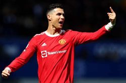 Đập vỡ điện thoại của cổ động viên, Ronaldo lên tiếng xin lỗi