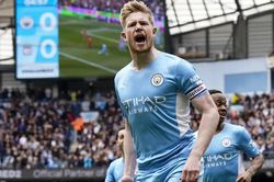 Bị Liverpool chia điểm, Man City vẫn dẫn đầu Premier League