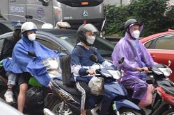 Lỉnh kỉnh đồ đạc, đội mưa trở lại Thủ đô sau nghỉ lễ Giỗ Tổ