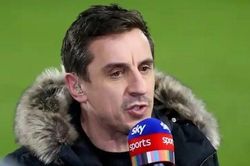 Gary Neville hạ thấp MU