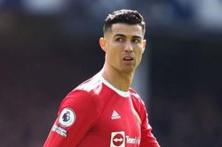 Ronaldo thoát khỏi án phạt của Man United sau vụ đập vỡ điện thoại fan Everton