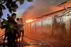 Cháy lớn thiêu rụi hàng chục gian hàng tại chợ Hạ Long 1