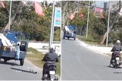 Thấy xe ba gác rơi đồ, nữ tài xế có hành động này khiến người khen người trách