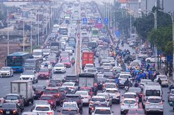 Người dân quay lại Hà Nội sau kỳ nghỉ lễ, cửa ngõ Thủ đô ùn tắc kéo dài