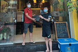 Chủ quán ăn ở Nghệ An trả lại chiếc túi chứa gần 1 tỷ đồng cho khách