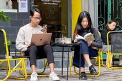 Dân văn phòng phí nửa ngày để lướt mạng, nhắn tin