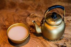 Bé 2 tuổi hôn mê sau khi uống gần hết bát rượu