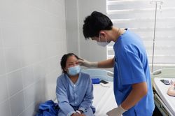 Người phụ nữ không mở được mắt sau khi cắt mí