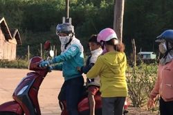 Giáo viên vùng khó sáng lên lớp, chiều đi tìm trò