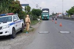 Tiền Giang: Chở quá tải trên 100%, tài xế ra yêu sách với cảnh sát giao thông mới cho cân xe
