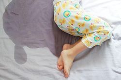7 mẹo giúp trẻ không tè dầm ban đêm